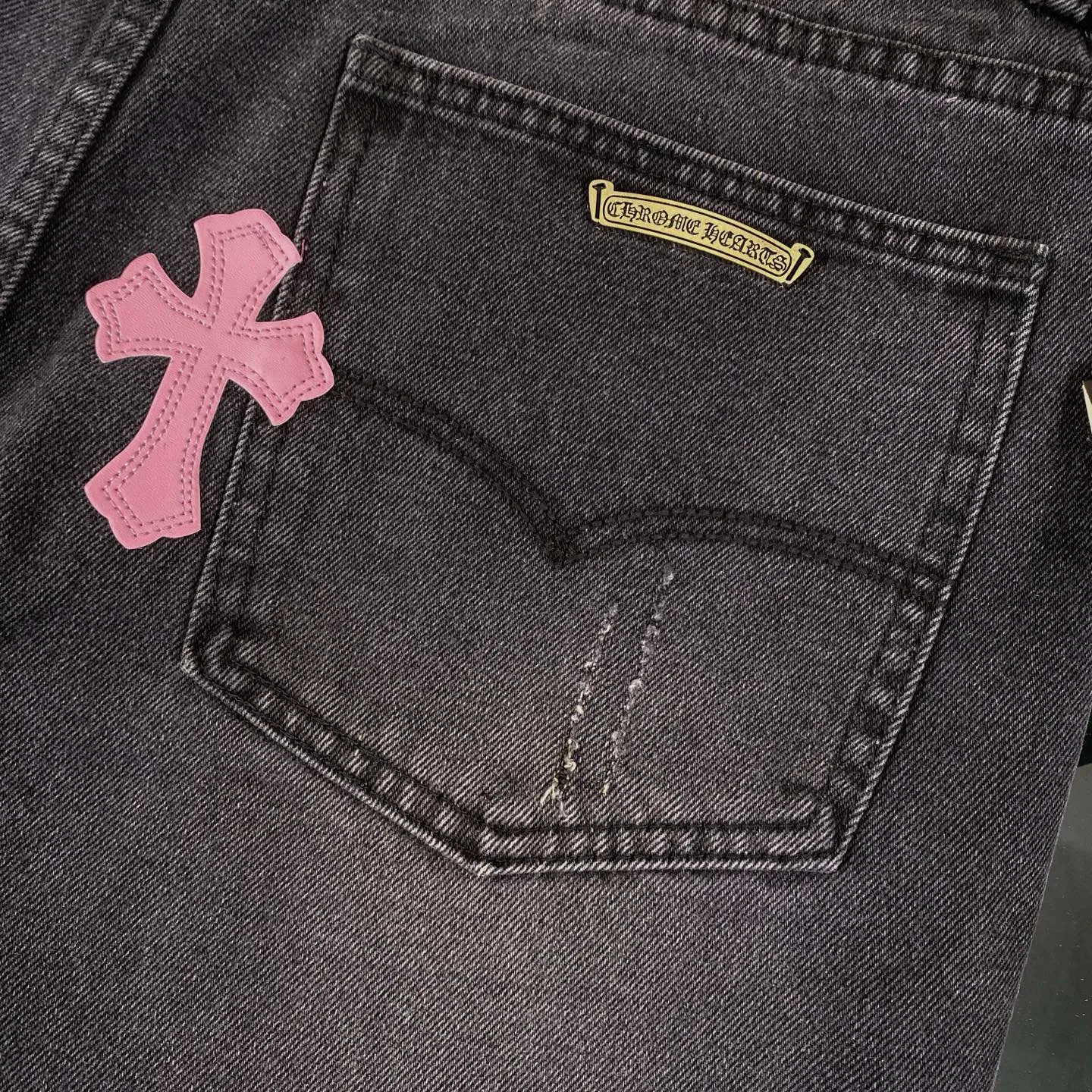 🅿️240 Correct version Chroe Hets CH black pink leather jeans, counter price 4W level, patchwork cross pattern embellishment, women's high-waisted washed jeans! ! Absolutely high-end luxury products, 1.9W level god-level single products, super popular products, built with top heavy industry, a magic weapon that cannot be missed [About Zangyin] This is an extremely luxurious fashion brand that can also be called the aristocrats of the high street. It has always been an exclusive brand for some hipsters or rich second generations. Compared with ordinary high streets, it is more luxurious and noble. Compared with luxury brands, it has a more fashionable personality and has always been a brand that I have a special liking for. A6632 [Top heavy industry fashionable design] Consistently high-street luxury style creation. Speaking of this style, the Zangyin family and GU family are definitely the leading representative brands. Especially the Zangyin family has really achieved a state-of-the-art effect in creating high-street style. The color system of this model is made of unique washed materials. It is already quite eye-catching. It is decorated with pink patchwork cross flowers, which cleverly highlights the charm of the brand. Secondly, this model uses classic The classic high-waist cutting design highlights the long legs and the fashionable temperament of the upper body. The brand is highly recognizable and the slim fit configuration is more suitable for daily wear. This product is a product that interprets personality, fashion, and specifications at a glance. This single product is enough to make any fan excited. It can be a white T-shirt for youthful preppy style, or a tight sling for royal lady style. It has strong matching ability and can be easily controlled by men.  [Material and craftsmanship] Needless to say, this point goes without saying. As an excellent craftsman brand, Zangyin has really perfect requirements for details and craftsmanship. The washed color of this model has gone through so many processes, not to mention the embellishment of the denim appliqués. It is also purely handmade and sewn. Just like what they believe in, only handmade things have soul and have the meaning of wear. A top-notch heavy-duty fashionable denim item, I look forward to your perfect interpretation! ! 28-34 corresponds to S-XL